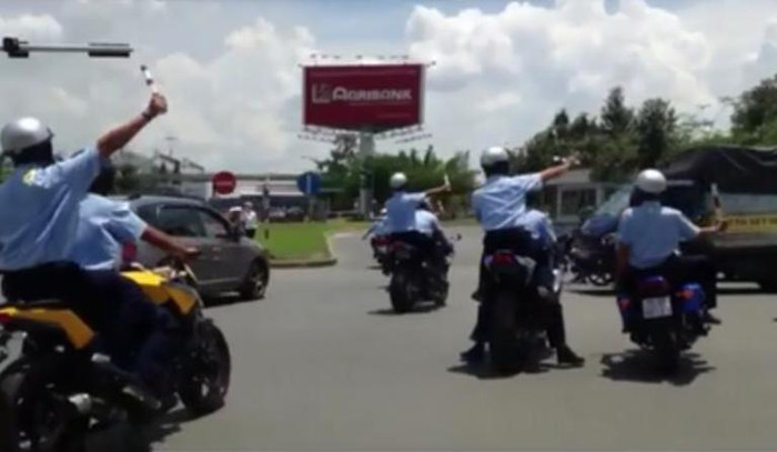 Thậm trí không xi nhan rẽ sang đường khi có đèn đỏ Thậm trí không xi nhan rẽ sang đường khi có đèn đỏ