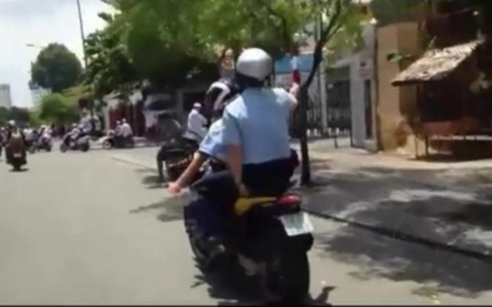 Đoàn người mặc áo xanh hộ tống Nick tay cầm gậy Đoàn người mặc áo xanh hộ tống Nick tay cầm gậy