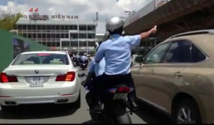 Dẹp xe đang đi trên đường Dẹp xe đang đi trên đường