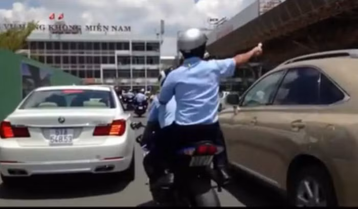 Dẹp xe đang đi trên đường