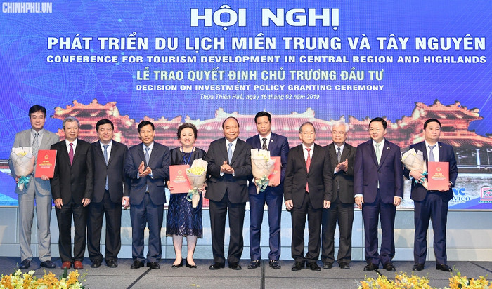 Thủ tướng và các đại biểu tham dự hội nghị. Ảnh: VGP