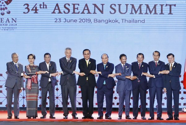 Các nhà lãnh đạo ASEAN tại lễ khai mạc Hội nghị. Ảnh: VGP Các nhà lãnh đạo ASEAN tại lễ khai mạc Hội nghị. Ảnh: VGP