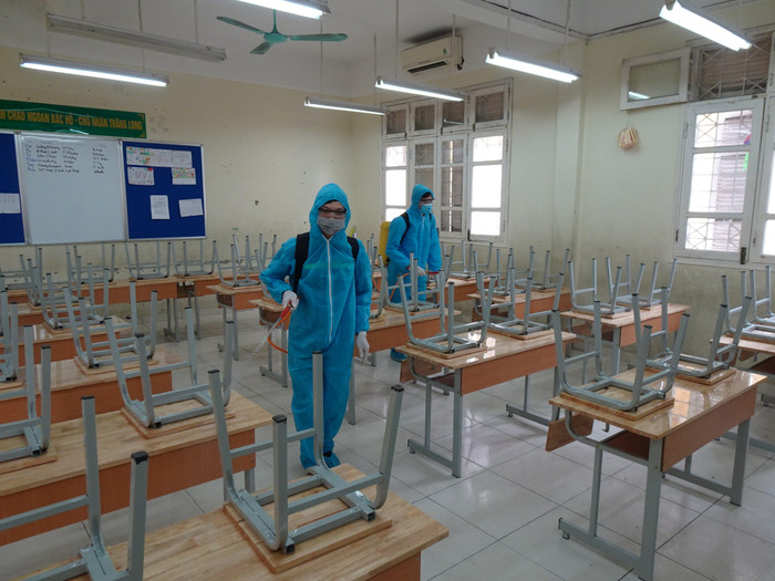 Trường Trung học cơ sở Nguyễn Tri Phương (Ba Đình) phun khử khuẩn toàn trường bằng dung dịch Cloramin B. Ảnh: NTCC Trường Trung học cơ sở Nguyễn Tri Phương (Ba Đình) phun khử khuẩn toàn trường bằng dung dịch Cloramin B. Ảnh: NTCC
