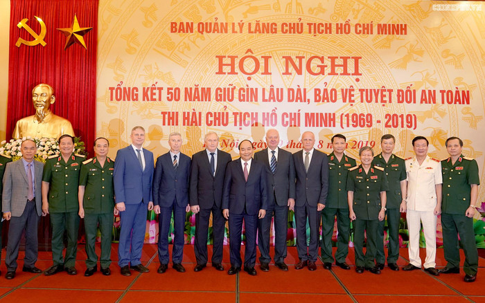 Các đại biểu chụp ảnh lưu niệm. Ảnh: VGP