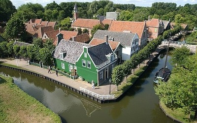 Được mệnh danh là ngôi làng của những chiếc cối xay gió, Zaanse Schans hiện đang sở hữu 6 chiếc cối xay gió cổ trong tổng số 13 và được bảo tồn dọc theo bờ sông Zaanse. Điều mà bất cứ du khách nào đến đây cũng thích thú là sẽ được tận mắt chứng kiến hoạt động của những chiếc cối xay gió. Được mệnh danh là ngôi làng của những chiếc cối xay gió, Zaanse Schans hiện đang sở hữu 6 chiếc cối xay gió cổ trong tổng số 13 và được bảo tồn dọc theo bờ sông Zaanse. Điều mà bất cứ du khách nào đến đây cũng thích thú là sẽ được tận mắt chứng kiến hoạt động của những chiếc cối xay gió.