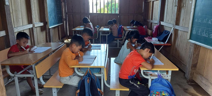 Học sinh lớp ghép ở bản Pá Thắng, nhà trường đã thuyết phục nhưng rất khó các em trở lại trường vì bị cắt chế độ đột ngột. Ảnh: TP
