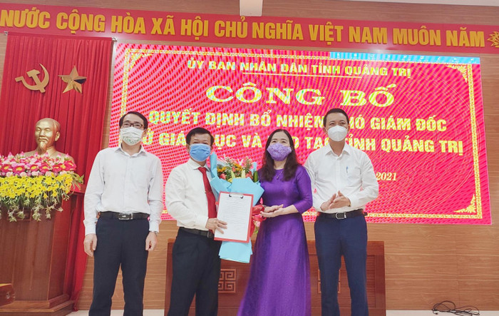 Lãnh đạo Sở Giáo dục và Đào tạo Quảng Trị chúc mừng tân Phó Giám đốc sở. Ảnh: Sở Giáo dục và Đào tạo Quảng Trị. Lãnh đạo Sở Giáo dục và Đào tạo Quảng Trị chúc mừng tân Phó Giám đốc sở. Ảnh: Sở Giáo dục và Đào tạo Quảng Trị.