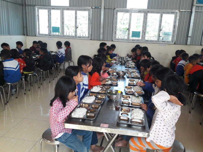 Chế độ bị cắt đột ngột khiến nhiều gia đình không cho con em đến trường trung tâm để học. Ảnh minh họa: Giờ ăn ở trường Phổ thông bán trú Tiểu học Thu Lũm, ảnh phòng Giáo dục và Đào tạo huyện Mường Tè.