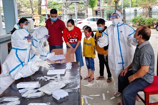 Cán bộ y tế lấy mẫu xét nghiệm tất cả các công dân trên địa bàn phường Ngọc Hà và các cháu học sinh trường Tiểu học Trần Phú (thành phố Hà Giang, Hà Giang). Ảnh: Minh Tâm/TTXVN. Cán bộ y tế lấy mẫu xét nghiệm tất cả các công dân trên địa bàn phường Ngọc Hà và các cháu học sinh trường Tiểu học Trần Phú (thành phố Hà Giang, Hà Giang). Ảnh: Minh Tâm/TTXVN.