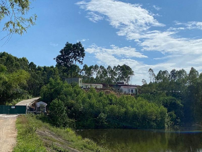 Sau khi bị phạt, công trình Trại lợn lại càng "phình" to hơn. Ảnh: Báo Xây dựng