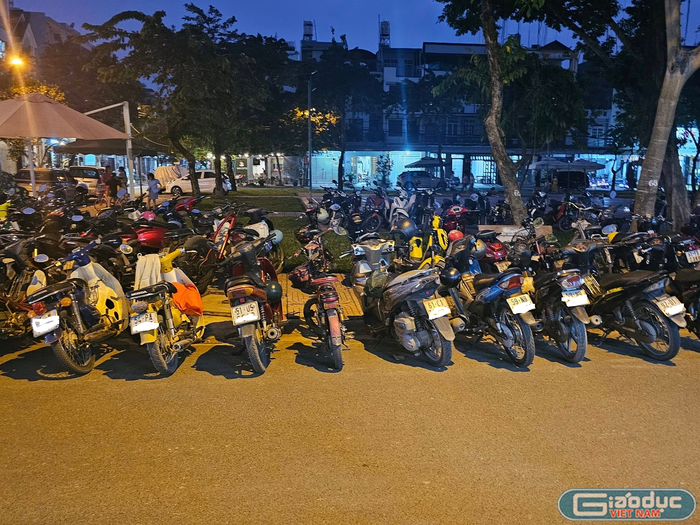 Hàng chục chiếc xe của học sinh để phía trước nhà không có người trông giữ cẩn thận (ảnh: V.D) gdvn-daythemcokb-5748-8511.png