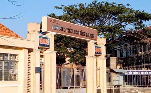 Trường tiểu học Bình Chánh nơi xảy ra sự việc phụ huynh bắt giáo viên quỳ gối xin lỗi vì trách phạt học sinh. Ảnh: Hưng Long/giaoduc.net.vn.