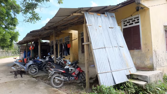 Phòng ở công vụ cho giáo viên ở cụm điểm trường các thôn Trầm, Cóc, xã Pa Nang (Quảng Trị) xuống cấp do đã xây quá lâu. Ảnh: LC