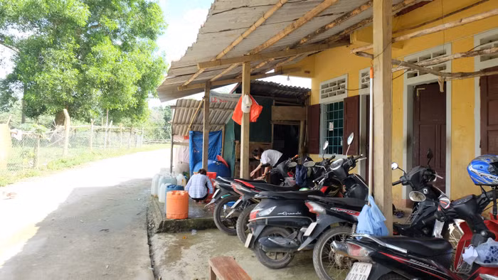 Trong điều kiện sinh hoạt còn nhiều thiếu thốn, các thầy cô ở vùng cao Quảng Trị vẫn tìm cách khắc phục. Ảnh: LC