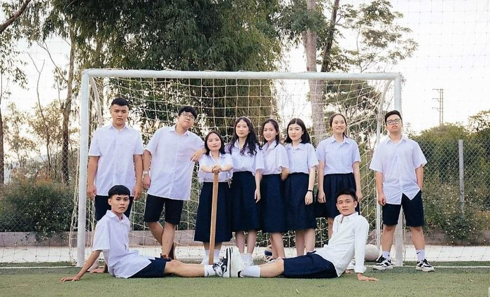 Khánh (ngồi bên phải) mong muốn tương lai sẽ trở thành một kĩ sư giỏi có ích cho đất nước. Ảnh: NVCC Khánh (ngồi bên phải) mong muốn tương lai sẽ trở thành một kĩ sư giỏi có ích cho đất nước. Ảnh: NVCC