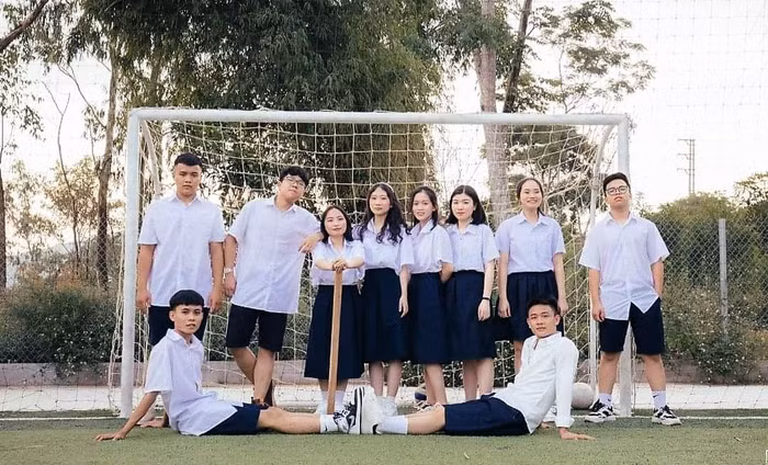 Khánh (ngồi bên phải) mong muốn tương lai sẽ trở thành một kĩ sư giỏi có ích cho đất nước. Ảnh: NVCC