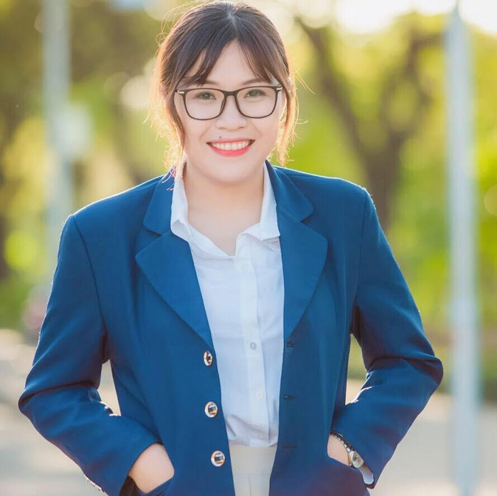 Cô Hồ Ái Linh chia sẻ việc làm thế nào để sử dụng hiệu quả sách giáo khoa Ngữ văn mới cũng là một vấn đề cấp thiết được đặt ra trước yêu cầu đổi mới. Ảnh: NVCC