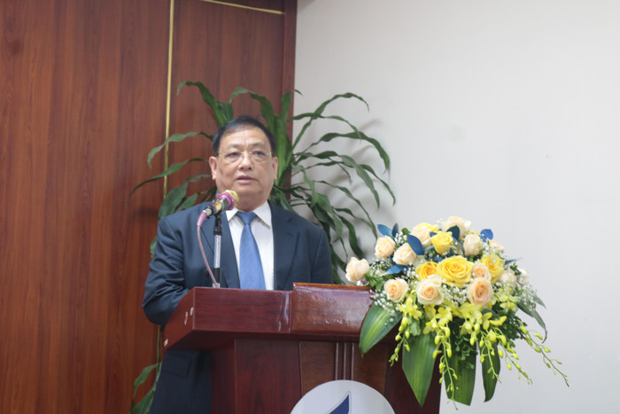 Hiệu trưởng trường Đại học Hoà Bình - Tô Ngọc Hưng phát biểu tại buổi lễ kí kết. Ảnh: Doãn Nhàn