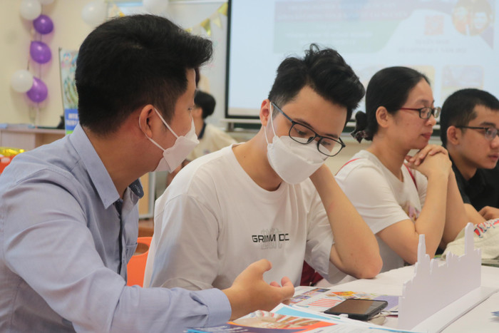 Nhiều thí sinh lo lắng khi trường Đại học Kinh tế Quốc dân chỉ dành 35% chỉ tiêu cho xét tuyển bằng thuần túy kết quả từ kì thi tốt nghiệp trung học phổ thông. Ảnh: Doãn Nhàn Nhiều thí sinh lo lắng khi trường Đại học Kinh tế Quốc dân chỉ dành 35% chỉ tiêu cho xét tuyển bằng thuần túy kết quả từ kì thi tốt nghiệp trung học phổ thông. Ảnh: Doãn Nhàn