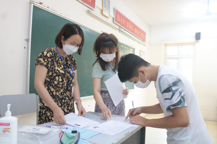 Năm nay Thanh Hóa huy động khoảng hơn 400 thầy cô giáo làm công tác chấm thi. Ảnh minh họa: Doãn Nhàn Năm nay Thanh Hóa huy động khoảng hơn 400 thầy cô giáo làm công tác chấm thi. Ảnh minh họa: Doãn Nhàn