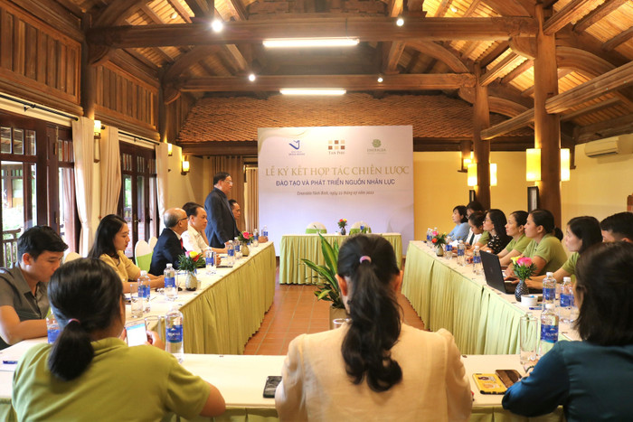 Toàn cảnh lễ kí kết hợp tác chiến lược đào tạo và phát triển nhân lực giữa trường Đại học Hòa Bình và Công ty cổ phần du lịch Tân Phú. Ảnh: Doãn Nhàn