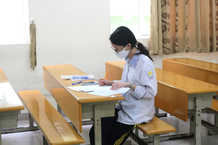 Thí sinh bị Covid-19 được bố trí thi ở phòng thi riêng, có 2 cán bộ coi thi. Ảnh: Doãn Nhàn