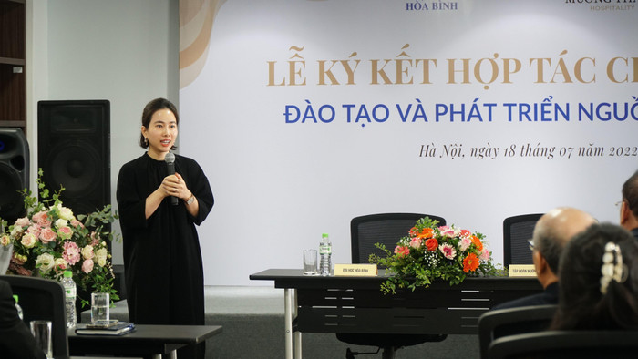 Bà Lê Thị Hoàng Yến - Đại diện Tập đoàn Mường Thanh bày tỏ sự vui mừng và vinh dự khi được làm việc với trường Đại học Hòa Bình. Ảnh: NTCC