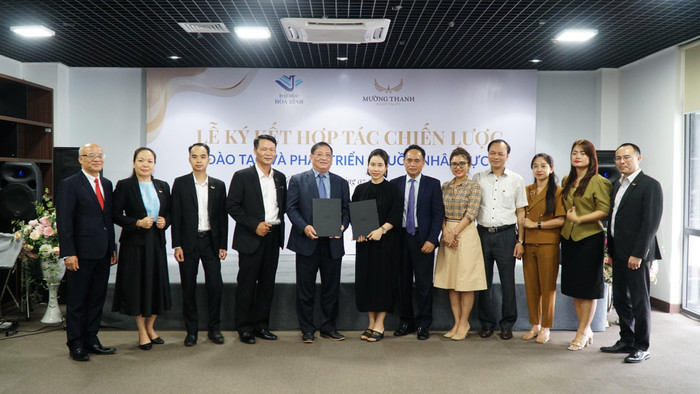 Lễ ký kết hợp tác đào tạo và phát triển nguồn nhân lực giữa Trường Đại học Hòa Bình và Tập đoàn Mường Thanh. Ảnh: NTCC