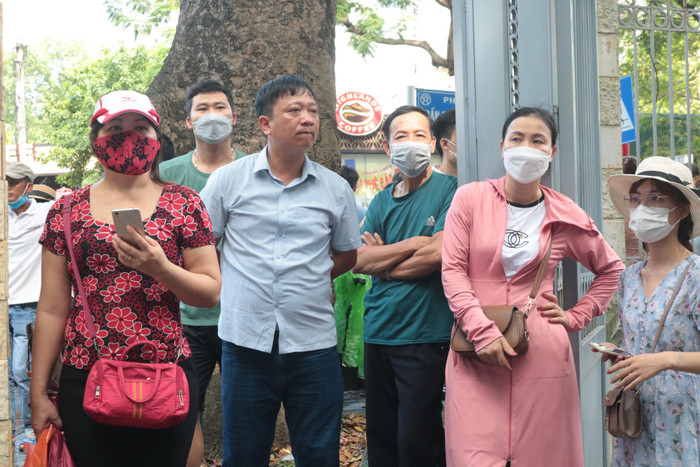 Những gương mặt lo lắng của các bậc cha mẹ khi con chuẩn bị bước vào kỳ thi quan trọng. Ảnh: Doãn Nhàn