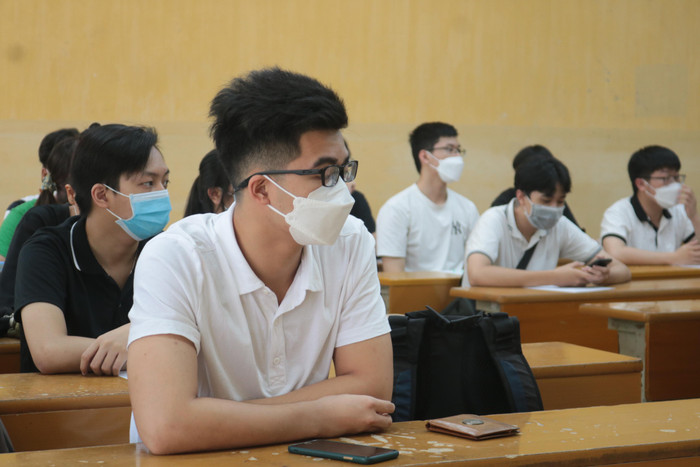 Chiều nay, 14 giờ 15 phút thí sinh có mặt tại phòng thi, 15 giờ chính thức làm bài thi tự chọn Khoa học tự nhiên. Ảnh: Doãn Nhàn