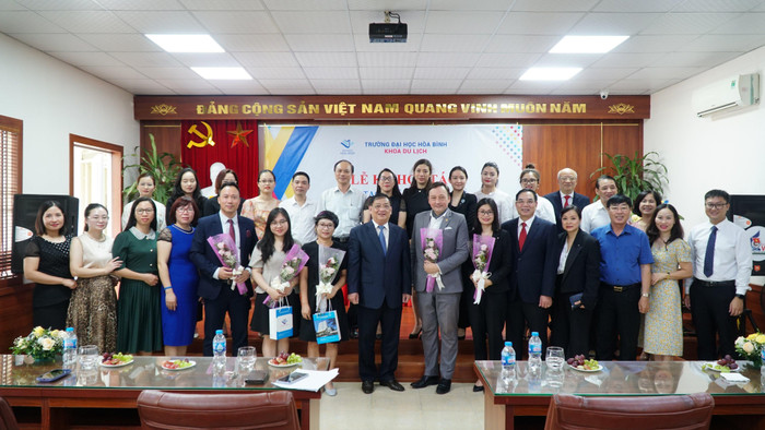 Cuối buổi lễ, trường Đại học Hòa Bình và đại diện các đơn vị doanh nghiệp chụp ảnh lưu niệm. Ảnh: NTCC