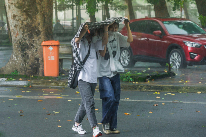 Cơn mưa tầm tã bất ngờ trút xuống Thủ đô khiến buổi làm thủ tục thi của các thí sinh tại điểm thi Trường Đại học Bách khoa Hà Nội gặp khó khăn hơn. Ảnh: NTCC