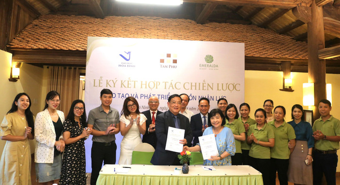 Hai bên kí kết hợp tác chiến lược đào tạo và phát triển nguồn nhân lực trong lĩnh vực Du lịch. Ảnh: Doãn Nhàn