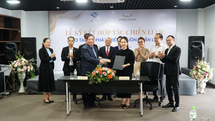 Hai bên kí kết hợp tác chiến lược đào tạo và phát triển nguồn nhân lực trong lĩnh vực Du lịch. Ảnh: NTCC