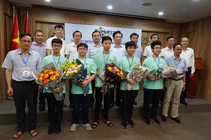 Thứ trưởng Nguyễn Hữu Độ tặng hoa chúc mừng đội tuyển Việt Nam tham dự IPhO 2022. Ảnh: NVCC