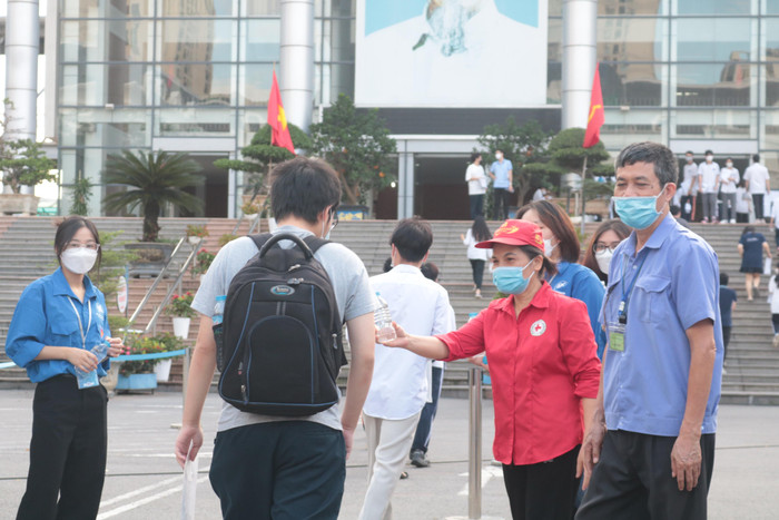 Lực lượng bảo vệ, tình nguyện viên, công an,... đã có mặt từ rất sớm để hỗ trợ các thí sinh. Ảnh: Doãn Nhàn