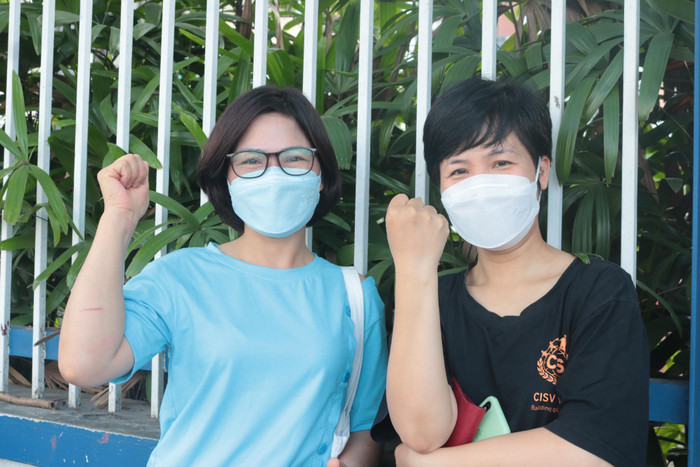 Chị Len và chị Hòa gửi lời chúc tới các sĩ tử: &quot;Chúc các con bình tĩnh, tự tin vượt vũ môn thành công!&quot;. Ảnh: Doãn Nhàn