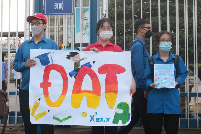 Những lời cổ vũ dễ thương tới sĩ tử 2k4 của các tình nguyện viên. Ảnh: Doãn Nhàn