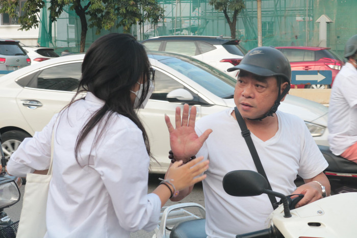 Những cái đập tay vội vàng trước giờ vào thi. Ảnh: Doãn Nhàn