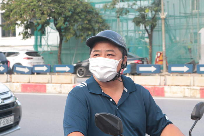 Gương mặt người bố không giấu được niềm lo lắng, bồi hồi trong ngày thi đầu tiên của con. Ảnh: Doãn Nhàn