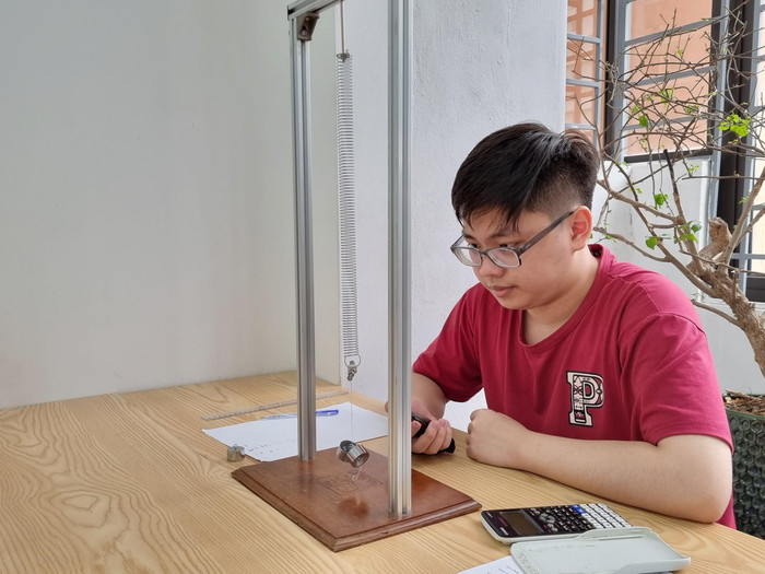 Ngoài thời gian học với các thầy cô, mỗi ngày Hoàng đều dành ra 5 tiếng để tự làm các đề thi cũ. Ảnh: NVCC