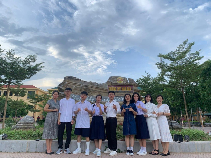 Nguyễn Trần Nam Khánh (đứng giữa) chụp ảnh kỉ niệm cùng các bạn và cô giáo. Ảnh: NVCC Nguyễn Trần Nam Khánh (đứng giữa) chụp ảnh kỉ niệm cùng các bạn và cô giáo. Ảnh: NVCC