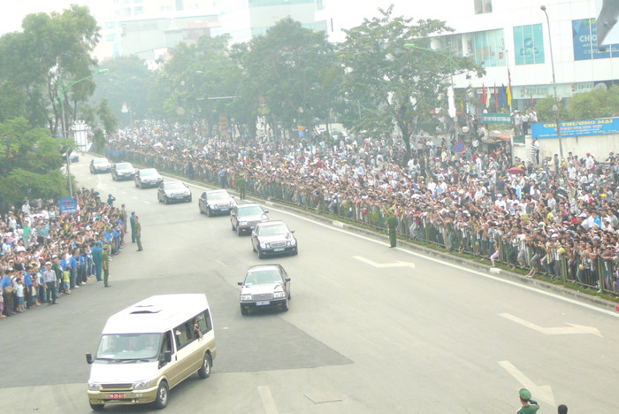 Những đoàn xe đi theo sau hộ tống linh cữu Người.