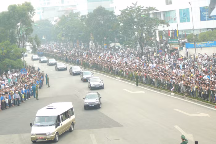 Những đoàn xe đi theo sau hộ tống linh cữu Người.