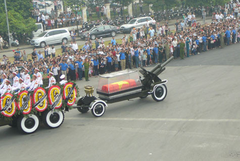 Hàng vạn người dân có mặt để nói lời chào tạm biệt Người lần cuối.