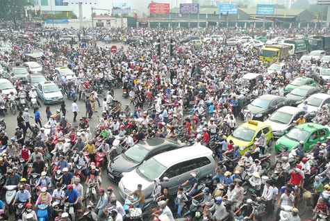 Tuyến đường sau đó, giống như một quảng trường vì dòng người quá đông đúc