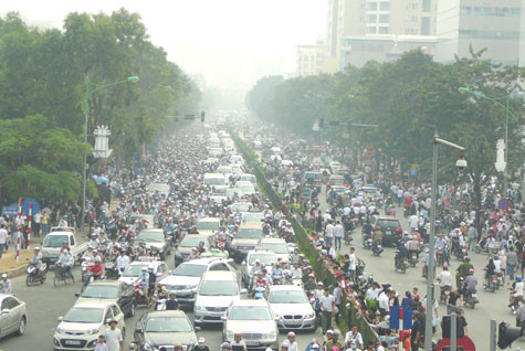 Dòng người đông nghịt chưa từng có.