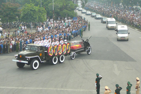 Sáng 13/10 đoàn xe rước linh cữu Đại tướng Võ Nguyên Giáp đã đi qua đoạn đường Cầu Giấy- Phạm Văn Đồng. Có hàng vạn người dân đứng hai bên đường để tiễn biệt Người lần cuối.