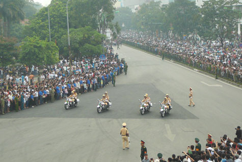 Lực lượng công an đứng chốt chặn tại ngã 4