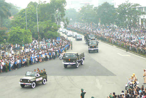 Đoàn tang lễ đi qua khu vực đường Xuân Thủy